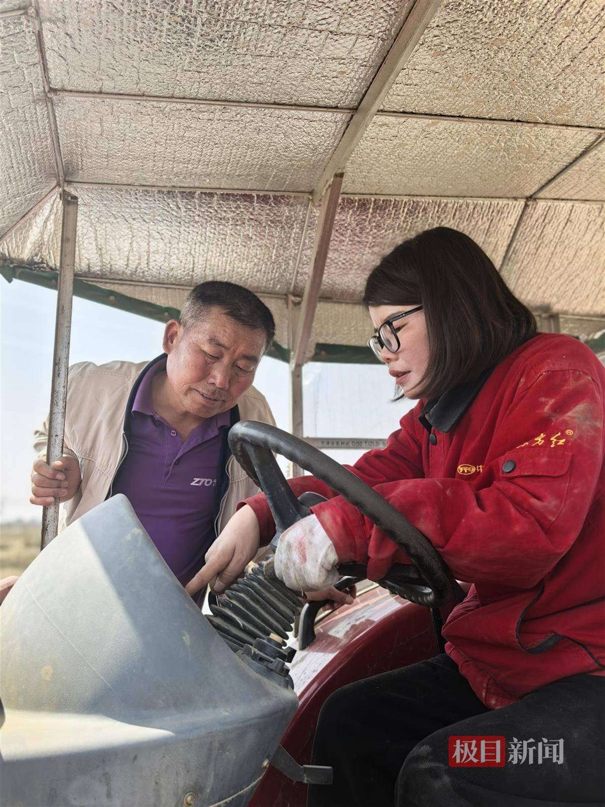 拖拉機、收割機、插秧機、無人機……美女農(nóng)機手樣樣在行:插秧機
