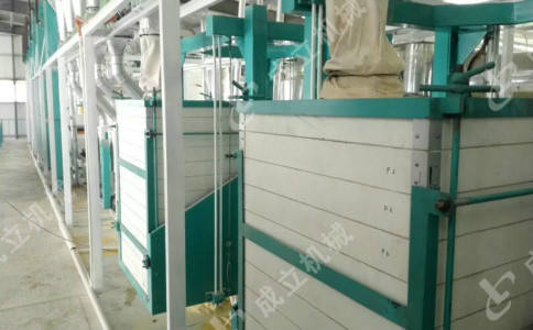 吉林玉米渣子磨面機，日產(chǎn)20噸玉米飼料加工設備廠家:玉米收獲機