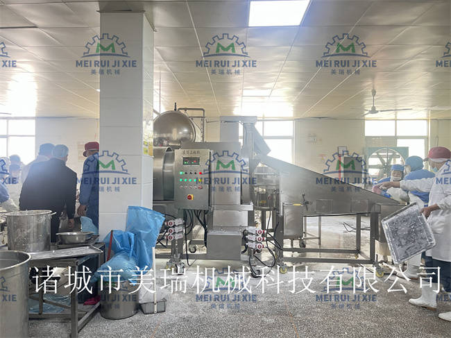小酥肉鍋包肉滾筒式上粉機 香甜玉米粒滾筒上粉機 玉米粒上粉機 黃金蝦滾筒上粉機 新款環(huán)保型滾筒上粉機 油炸機:玉米收獲機