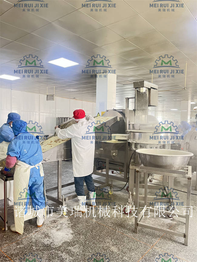 小酥肉鍋包肉滾筒式上粉機(jī) 香甜玉米粒滾筒上粉機(jī) 玉米粒上粉機(jī) 黃金蝦滾筒上粉機(jī) 新款環(huán)保型滾筒上粉機(jī) 油炸機(jī):玉米收獲機(jī)