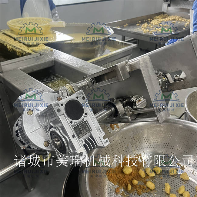 小酥肉鍋包肉滾筒式上粉機(jī) 香甜玉米粒滾筒上粉機(jī) 玉米粒上粉機(jī) 黃金蝦滾筒上粉機(jī) 新款環(huán)保型滾筒上粉機(jī) 油炸機(jī):玉米收獲機(jī)