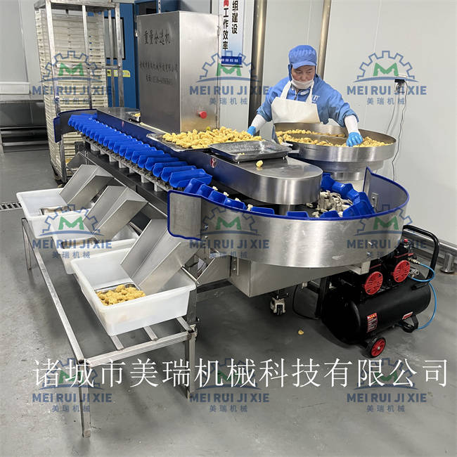 小酥肉鍋包肉滾筒式上粉機(jī) 香甜玉米粒滾筒上粉機(jī) 玉米粒上粉機(jī) 黃金蝦滾筒上粉機(jī) 新款環(huán)保型滾筒上粉機(jī) 油炸機(jī):玉米收獲機(jī)